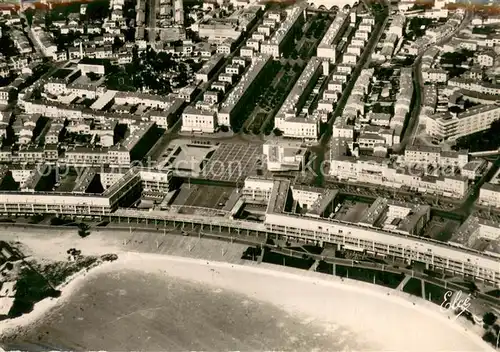 AK / Ansichtskarte Royan_Charente Maritime Front de Mer au fond le marche vue aerienne Royan Charente Maritime