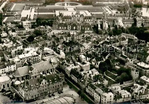 AK / Ansichtskarte Fontainebleau_Seine_et_Marne La ville avec au centre lhotel de ville et le pavillon Henri IV Vue aerienne Fontainebleau_Seine