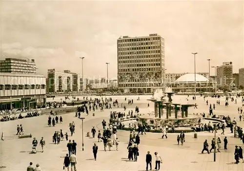 AK / Ansichtskarte Berlin Alexanderplatz Brunnen Haus des Lehrers Hauptstadt der DDR Berlin