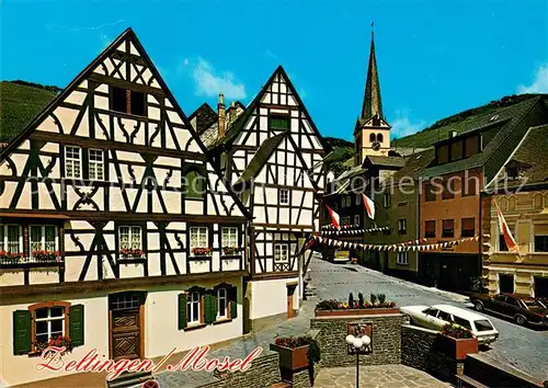 AK / Ansichtskarte Zeltingen_Mosel Marktplatz Altstadt Fachwerkhaeuser Blick zur Kirche 