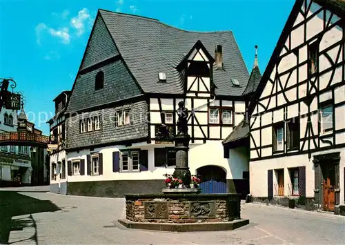 AK / Ansichtskarte Winningen_Mosel Partie am Weinhexenbrunnen Altstadt Fachwerkhaeuser Winningen Mosel