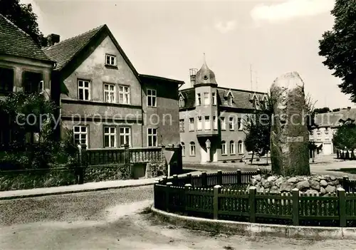 AK / Ansichtskarte Wesenberg_Mecklenburg Ortsmotiv mit Gedenkstein Wesenberg_Mecklenburg