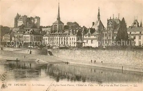 AK / Ansichtskarte Saumur Chateau Eglise Saint Pierre Hotel de Ville vue prise du Pont Cessart Saumur