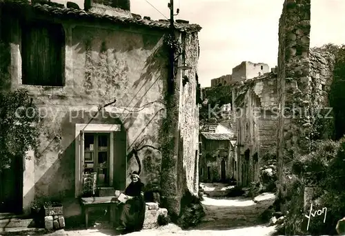 AK / Ansichtskarte Les_Baux de Provence Rue du Trincat au fond ruines du chateau feodal Les_Baux de Provence