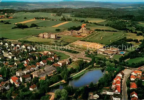 AK / Ansichtskarte Horn Bad_Meinberg Fliegeraufnahme mir Kurparksee Bewegungszentrum und Kliniken Horn Bad_Meinberg