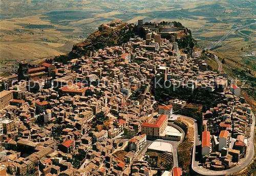 AK / Ansichtskarte Enna dall aereo Panorama Sullo sfondo Castello di Lombardia e Rupe di Cerere Enna