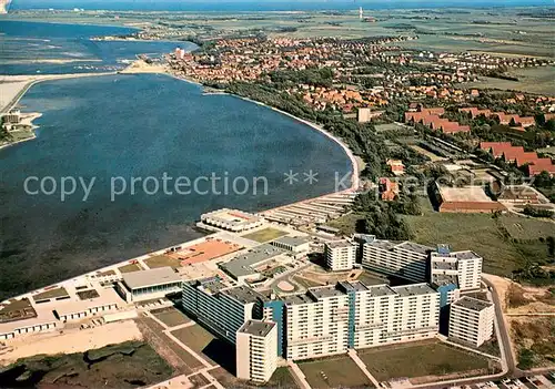 AK / Ansichtskarte Heiligenhafen_Ostseebad Fliegeraufnahme Ferienpark mit Binnensee Heiligenhafen_Ostseebad