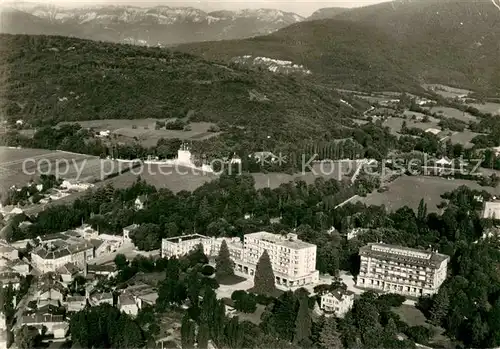 AK / Ansichtskarte Divonne les Bains Vue aerienne sur les Grands Hotels et les Monts du Jura Divonne les Bains