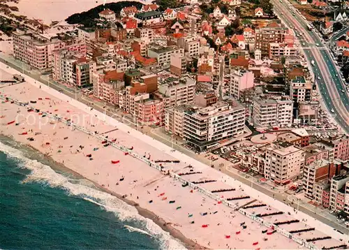 AK / Ansichtskarte Koksijde Strand en Zeedijk luchtopname Koksijde