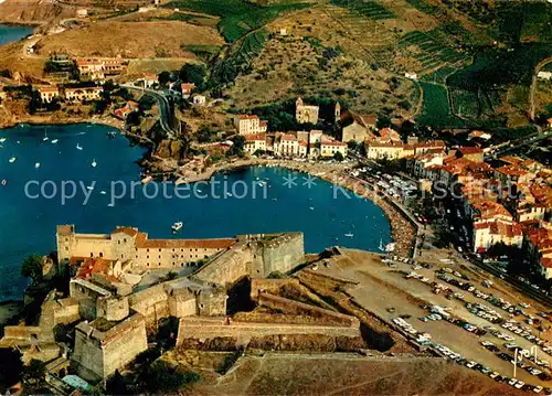 AK / Ansichtskarte Collioure Crepuscule sur le Chateau des Templiers Vue aerienne Collioure