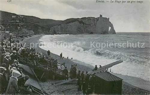 AK / Ansichtskarte Etretat La plage par un gros temps Etretat