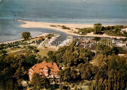 AK / Ansichtskarte Niendorf_Ostseebad_Timmendorferstrand Fliegeraufnahme Ostseebad Strand Segelboote 