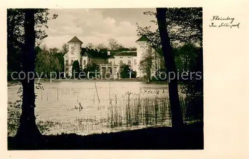 AK / Ansichtskarte Rheinsberg Uferpartie am See Blick zum Schloss Rheinsberg