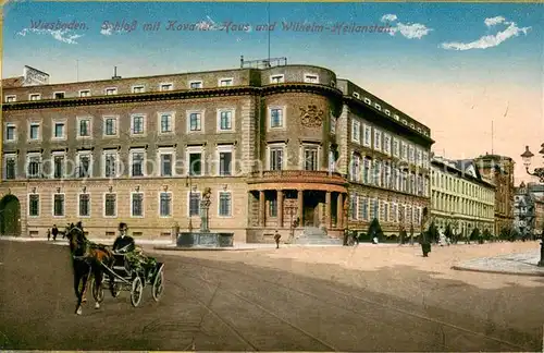 AK / Ansichtskarte Wiesbaden Schloss mit Kavalier  Haus und Wilhelm  Heilanstalt Einspanner Wiesbaden