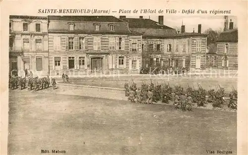 AK / Ansichtskarte Sainte Menehould Place de lHotel de Ville Defile dun regiment Sainte Menehould