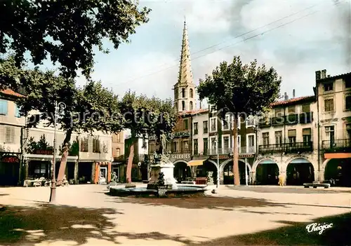 AK / Ansichtskarte Limoux La Place de la Republique Le Clocher de lEglise Saint Martin Limoux