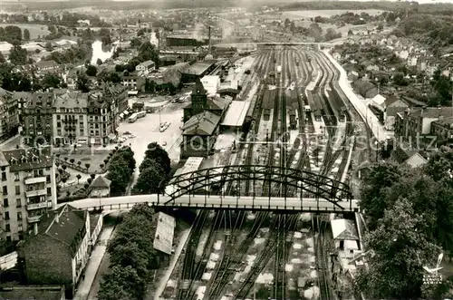 AK / Ansichtskarte Sarreguemines Le Pont du Chemin de Fer et la Place de la Gare Vue aerienne Sarreguemines