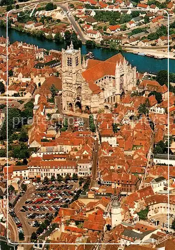 AK / Ansichtskarte Auxerre_89 Le coeur de la vieille ville Tour et porte de lHorloge La cathedrale Saint Etienne Vue aerienne 