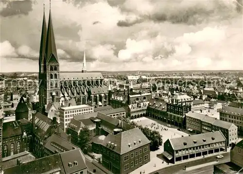 AK / Ansichtskarte Luebeck Blick auf St. Marienkirche und Markt Luebeck