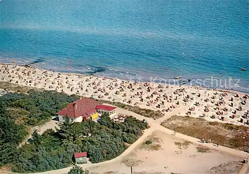 AK / Ansichtskarte Hohwacht_Ostseebad Fliegeraufnahme Strandhalle m. Strand Hohwacht_Ostseebad