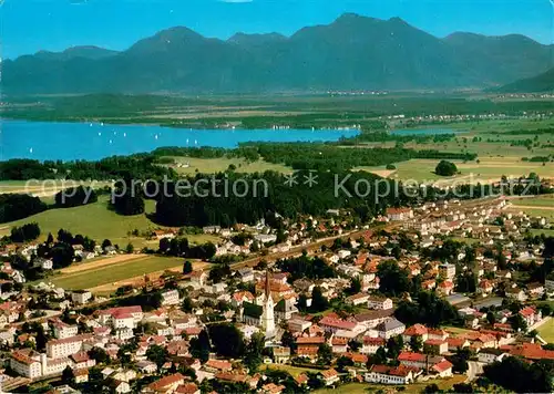 AK / Ansichtskarte Prien_Chiemsee Fliegeraufnahme Teilansicht m. Gebirgspanorama Prien Chiemsee