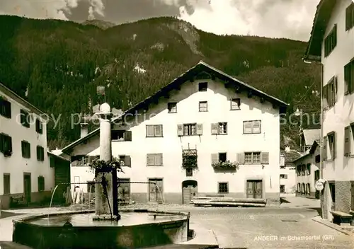 AK / Ansichtskarte Andeer_GR Dorfplatz mit Brunnen Andeer_GR