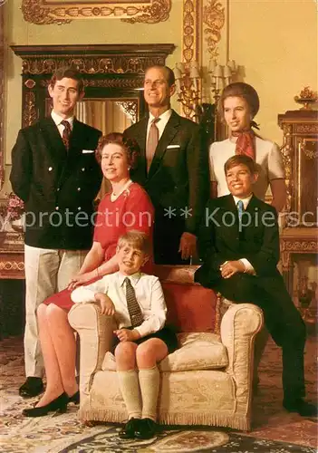 AK / Ansichtskarte Queen The Royal Family  Queen