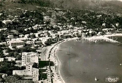 AK / Ansichtskarte Le_Lavandou Vue aerienne de la Plage du Port et le Ville Le_Lavandou