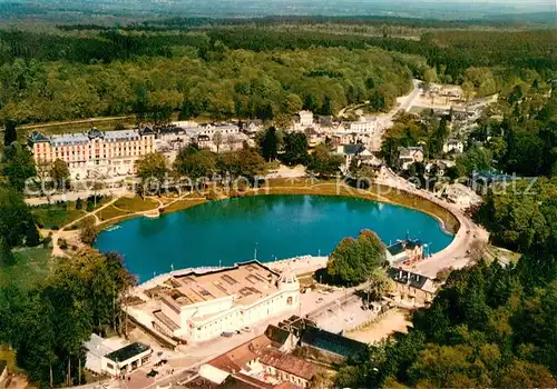 AK / Ansichtskarte Bagnoles de l_Orne Le casino Vue aerienne Bagnoles de l_Orne