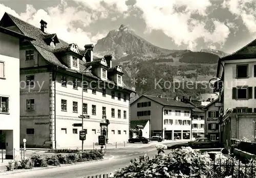 AK / Ansichtskarte Naefels Dorfplatz m. Freulerpalast Naefels