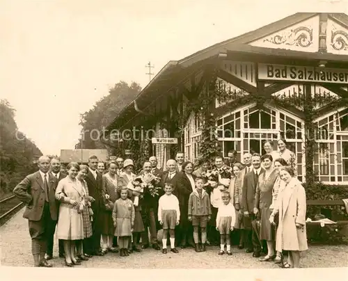 AK / Ansichtskarte Bad_Salzhausen Gruppenfoto am Bahnhof Bad_Salzhausen