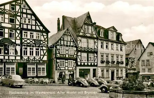 AK / Ansichtskarte Hachenburg_Westerwald Alter Markt m. Brunnen Fachwerkhaeuser Autos Hachenburg_Westerwald