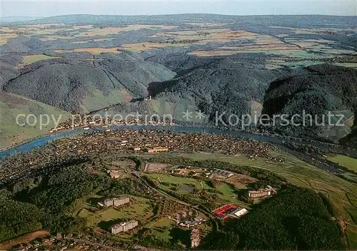 AK / Ansichtskarte Bernkastel Kues Fliegeraufnahme Gesamtansicht m. Mosel u. Rehazentrum Bernkastel Kues