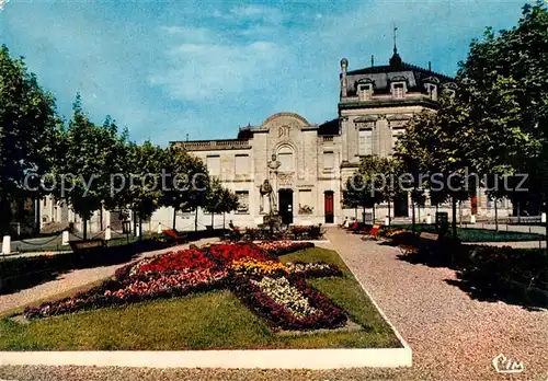 AK / Ansichtskarte Coutras Les Jardins devant la Poste Coutras