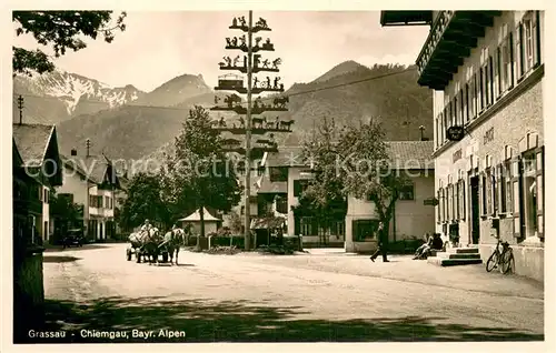 AK / Ansichtskarte Grassau_Chiemgau Ortszentrum Maibaum Pferdefuhrwerk Alpen Grassau Chiemgau