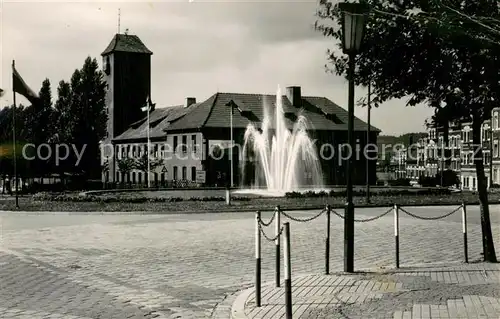 AK / Ansichtskarte Eisenberg_Thueringen Platz der Republik Fontaene Eisenberg Thueringen