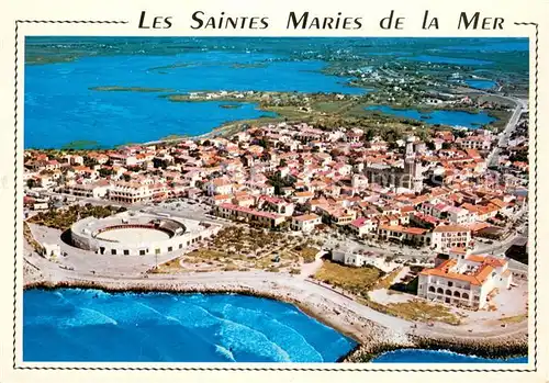 AK / Ansichtskarte Les_Saintes Maries de la Mer Vue aerienne La ville les Arenes lEglise Au fond les etangs Les