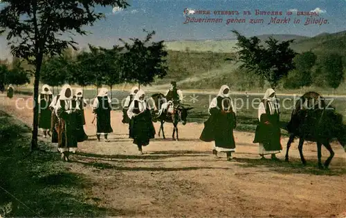 AK / Ansichtskarte Bitolja_Bitolj_Bitola_Monastir_Macedonia Baeuerinnen gehen zum Markt 