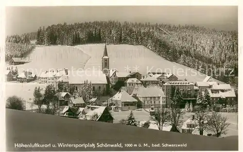 AK / Ansichtskarte Schoenwald_Schwarzwald Ortsansicht mit Kirche Hoehenluftkurort im Winter Schoenwald Schwarzwald