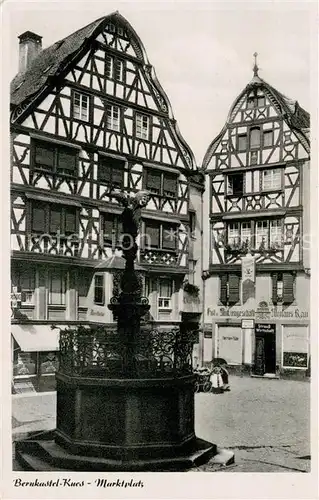 AK / Ansichtskarte Bernkastel Kues Marktplatz Brunnen Fachwerkhaeuser Bernkastel Kues