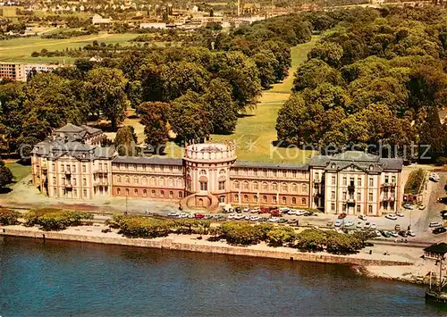 AK / Ansichtskarte Biebrich_Wiesbaden Schloss am Rheinufer mit Schlosspark Fliegeraufnahme Biebrich_Wiesbaden