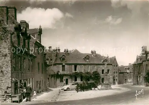 AK / Ansichtskarte Locronan_29_Finistere Sur la place Maisons de la Renaissance et vieux puits 