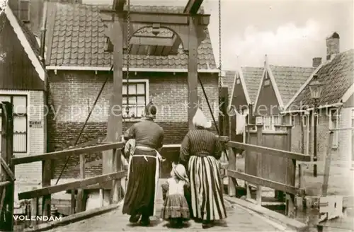 AK / Ansichtskarte 73794684 Volendam Ortsmotiv mit Bruecke Volendam