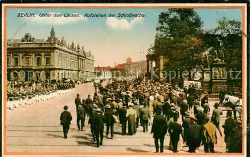 AK / Ansichtskarte 73798369 Berlin Unter den Linden Aufziehen der Schlosswache Berlin