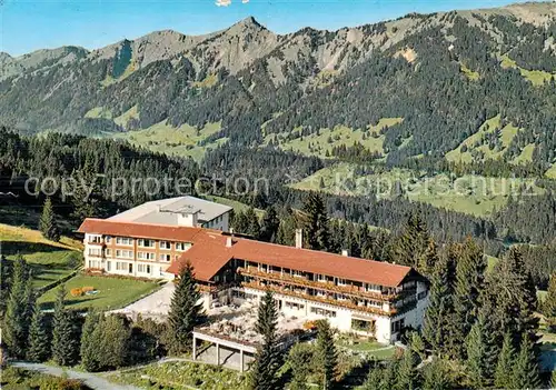 AK / Ansichtskarte 73803681 Sonthofen__Oberallgaeu Kur und Sporthotel Allgaeuer Berghof Fliegeraufnahme 