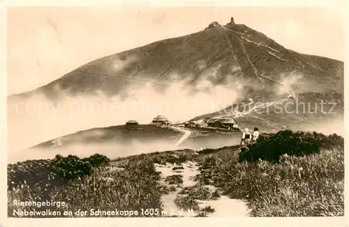 AK / Ansichtskarte 73805632 Schneekoppe_Snezka_CZ Blick zum Schlesierhaus und Riesenbaude Nebelwolken 