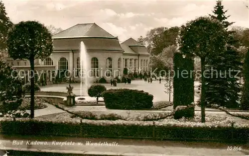 AK / Ansichtskarte 73805847 Bad_Kudowa_Kudowa-Zdroj_Niederschlesien_PL Kurplatz und Wandelhalle 