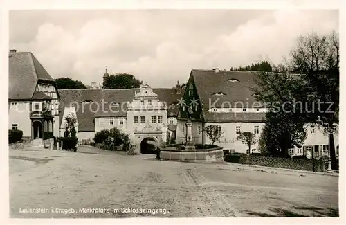 AK / Ansichtskarte 73807882 Lauenstein_Erzgebirge Marktplatz mit Schlosseingang Brunnen Lauenstein_Erzgebirge