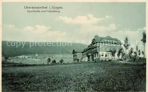 AK / Ansichtskarte 73808058 Oberwiesenthal_Erzgebirge Sporthotel und Fichtelberg Oberwiesenthal Erzgebirge