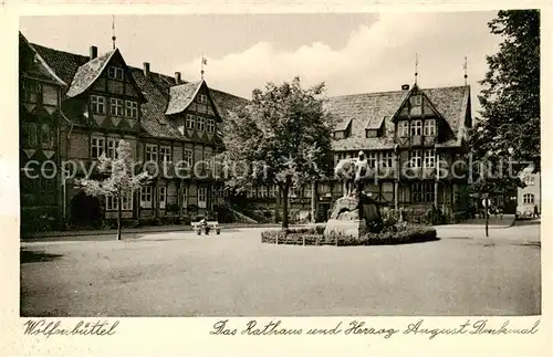 AK / Ansichtskarte 73811238 Wolfenbuettel Rathaus und Herzog August Denkmal Wolfenbuettel